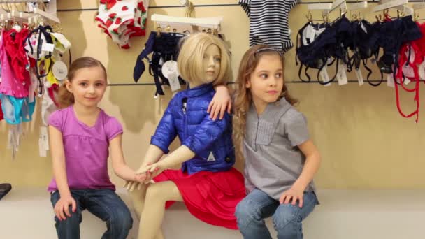 Dos chicas posando junto al maniquí — Vídeo de stock