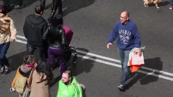 Molte persone attraversano la strada a Madrid — Video Stock