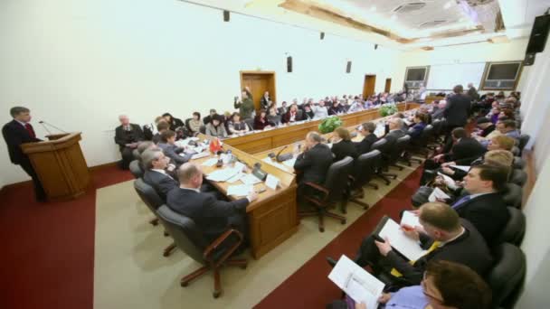 Salão e orador na mesa redonda Eleições — Vídeo de Stock