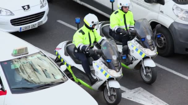 Policías en bicicleta en Madrid — Vídeo de stock