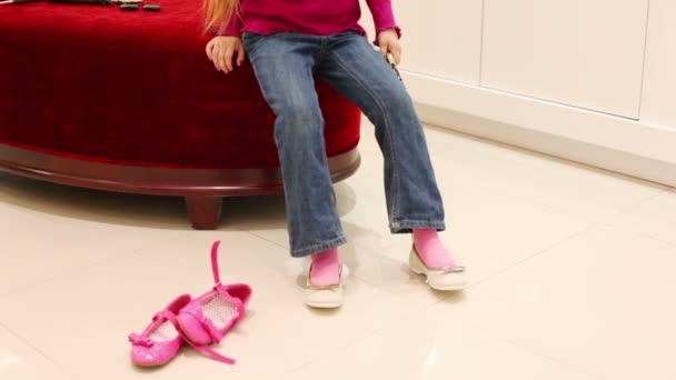 试穿芭蕾舞鞋的小姑娘 — 图库视频影像