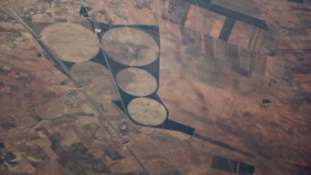 Paysage montagneux avec anneaux sur les champs 