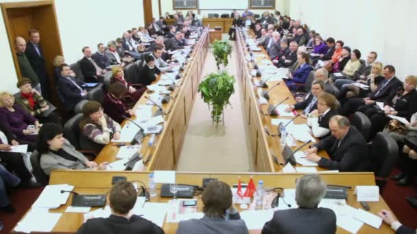 Viele Menschen bei Wahlen am Runden Tisch — Stockvideo