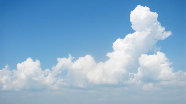 Uitzicht op de lucht met wolken — Stockvideo