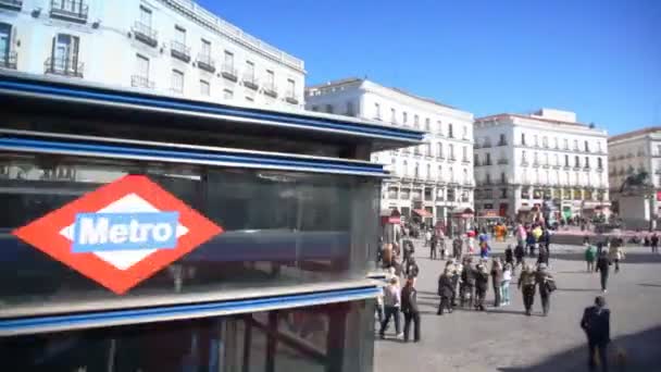 Toeristen op de Puerta del Sol square — Stockvideo