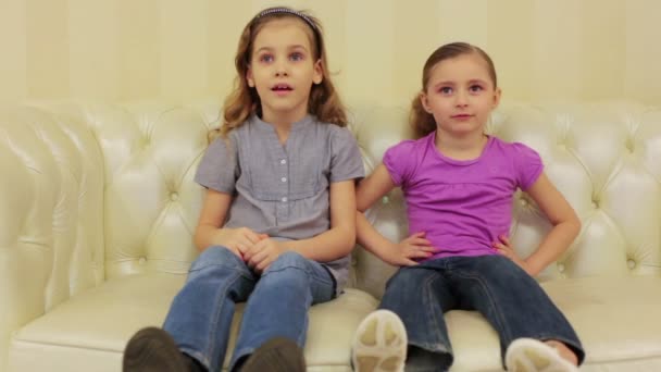 Dos chicas jóvenes sonrientes en casa — Vídeos de Stock