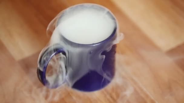 Ghiaccio secco nella tazza blu — Video Stock