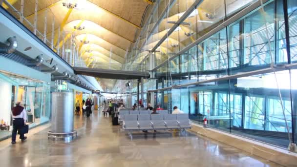 Halle des Flughafens Madrid-Barajas — Stockvideo