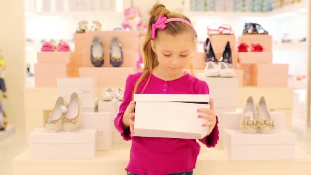Дівчина тримає коробку з взуттям — стокове відео