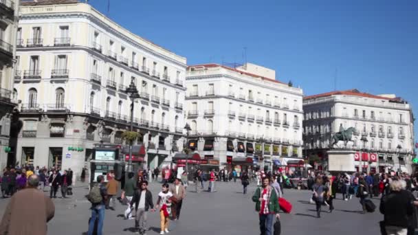 Az emberek gyalog a Puerta del Sol — Stock videók