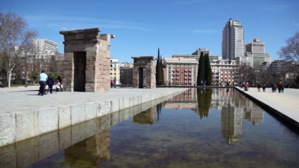 As pessoas caminham perto do templo Debod — Vídeo de Stock