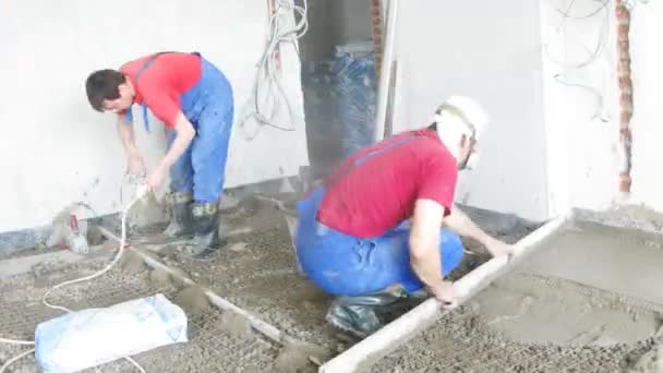 Tres trabajadores construyendo piso nuevo — Vídeo de stock