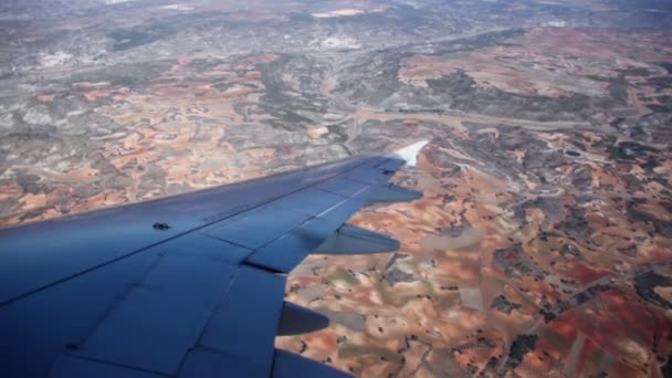 Aile d'avion de ligne au-dessus du paysage montagneux — Video