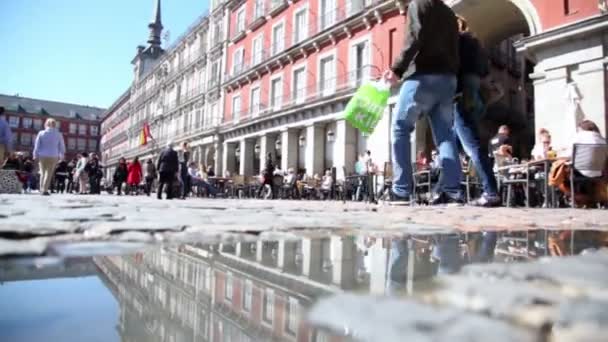 Turistas caminham na Plaza Mayor — Vídeo de Stock
