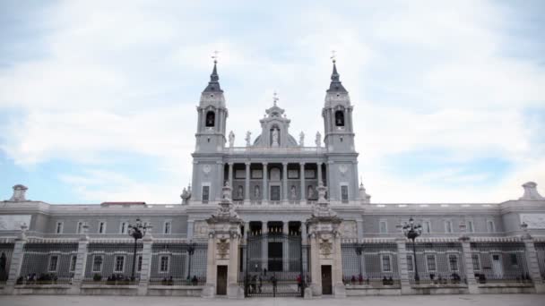 Cathedral of Nuestra Senora de la Almudena — Stockvideo
