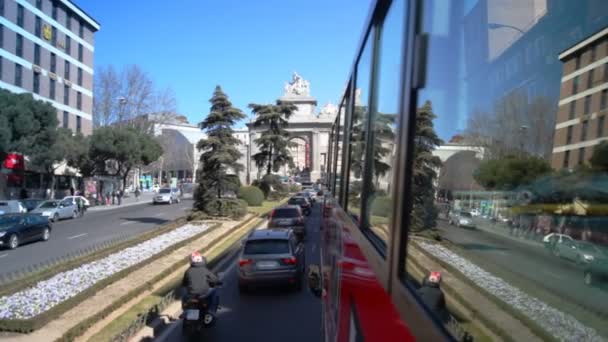 Kommer med buss genom Madrid — Stockvideo