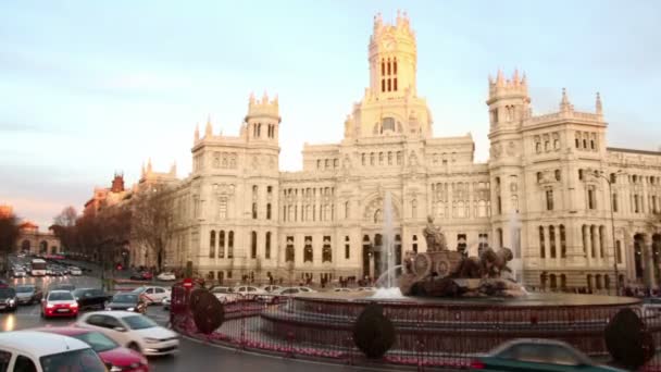 Tráfico en la Plaza Cibeles — Vídeos de Stock