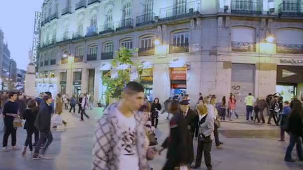 Straat met mensen in Madrid — Stockvideo