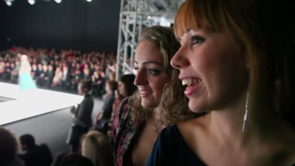 Dos hermosas chicas ver desfile de moda — Vídeo de stock