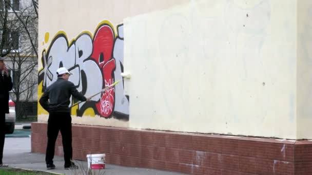 Man removing graffiti from the wall — Stock Video