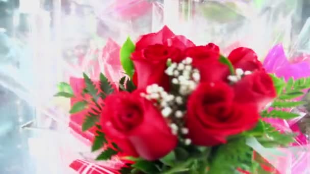 Кілька букетів червоних троянд — стокове відео