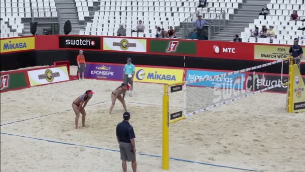 Desportistas jogando vôlei de praia — Vídeo de Stock