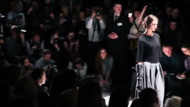 Fotografen en model op Fashion Week podium — Stockvideo