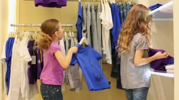 Two little girls consider clothes — Stock Video