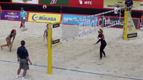 Sportswomen play beach volleyball — Stock Video