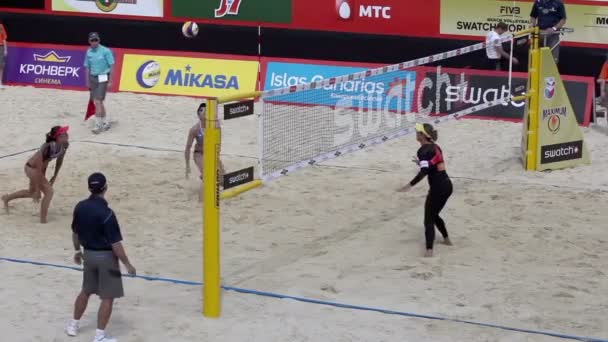 Deportivas juegan voleibol playa — Vídeo de stock