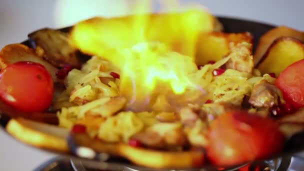 Elden brinner i måltiden som kokar — Stockvideo