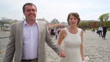 gelinle damat kırmızı kare üzerinde