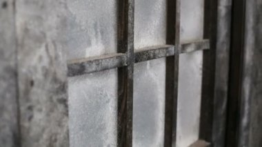 karlı ve buzlu eski kapılar tarz