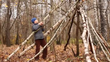 Çocuk kulübe çerçeve oluşturur
