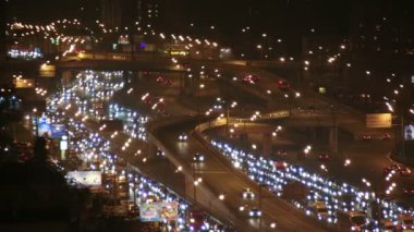 çok düzeyli karayolu üzerinde ışıklı trafik arabalar
