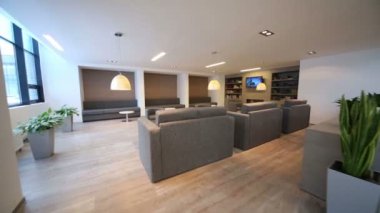 dinlenme-odası kanepeler, tv ve tablolar