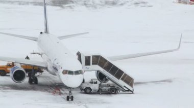 uçaklar ve araba ile yatılı köprü