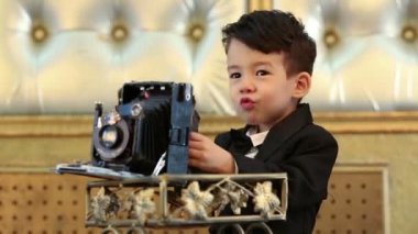 eski kamera ile küçük çocuk