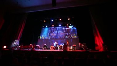 Korsanlar dans müzikal gösteri sırasında