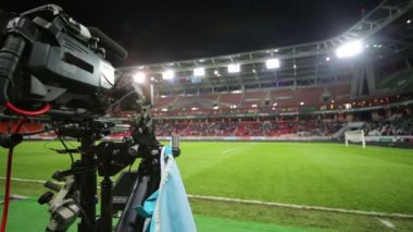video kamera ve boş futbol sahası