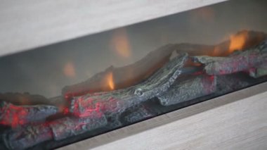 küçük günlükleri yanma ile yapay şömine