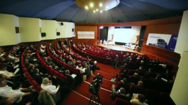 İnsanlar konuşma dinle