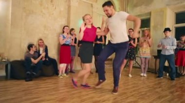 Çift dans piyano ile caz çalma partide