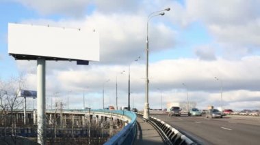 güneşli bir gün, boş billboard