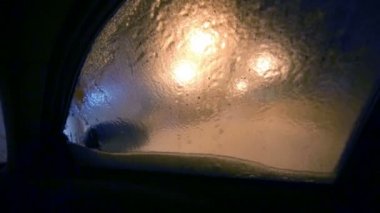 Erkek el üstünde pencere buzları kırar