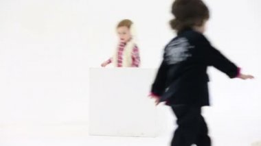 küçük erkek ve kız etrafında koşmak