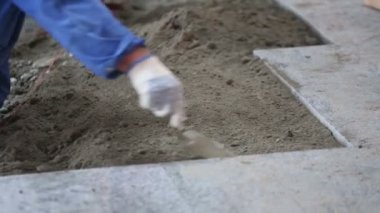deneyimli işçi kum hizalar