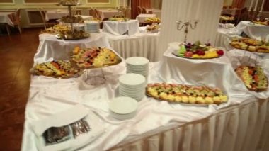 restoranda farklı atıştırmalıklar ile kapalı tablolar