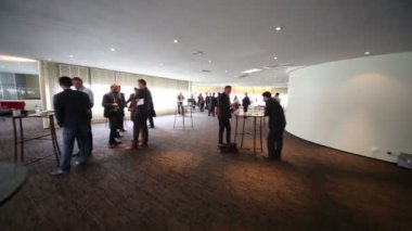 insanlar kahve molası sırasında içmek.