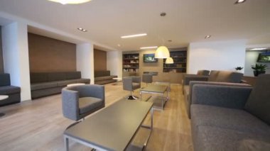 dinlenme-odası kanepeler, tv ve kütüphaneler